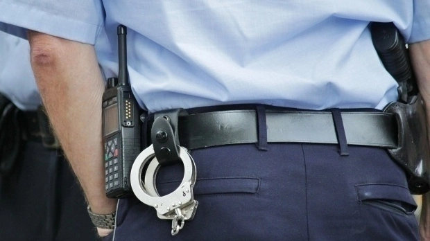 Agent de poliţie din cadrul IJP, reţinut pentru luare de mită, trafic de influenţă şi fals intelectual