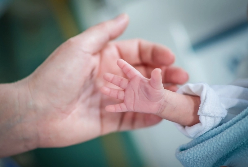Muzică şi poveşti, în secţiile de neonatologie şi pediatrie – Invitaţie la un atelier sau spectacol pentru copiii mici
