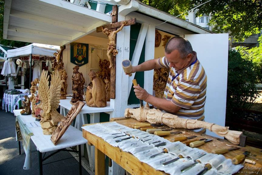 Atelier de tors şi ţesut la Muzeul Judeţean din Târgu Jiu – Participanţii pot lua acasă covoraşul creat de ei