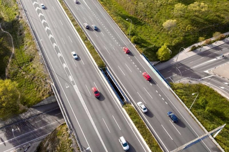 Până și polițiștii au fost șocați: Pe autostrada, cu 140 de km/h, doi tineri făceau cel mai periculos amor posibil