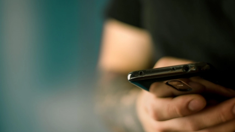 Stai cu capul aplecat spre telefon? Probabil suferi de sindromul 'text neck' – Care sunt simptomele