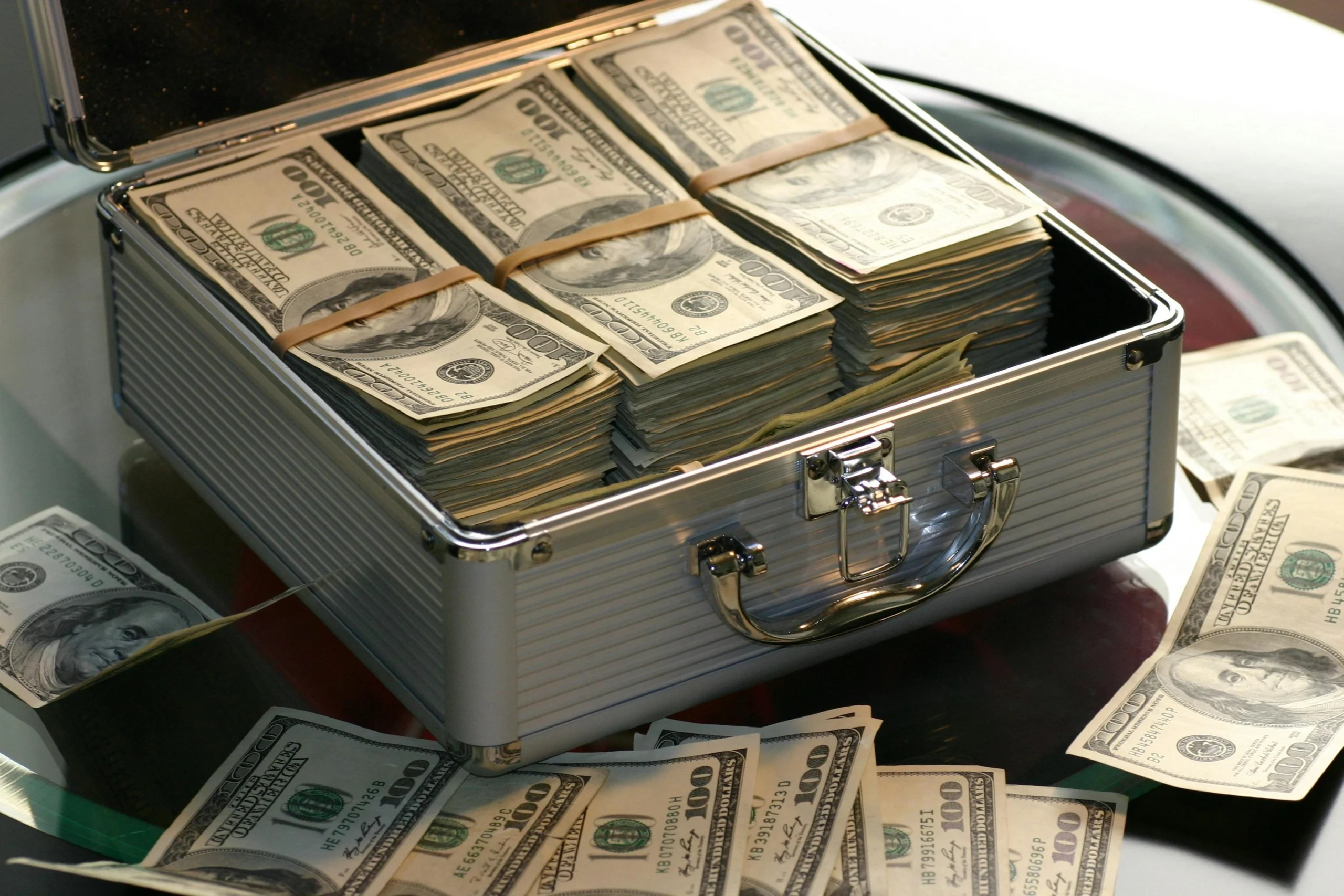 Escrocherie de proporții: Un român este acuzat că a păcălit o americancă cu peste 280.000 de dolari