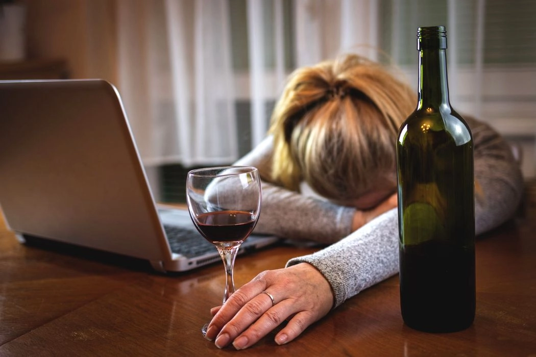 Care este explicația pentru care unii oameni se pot îmbăta fără să bea alcool. Cum acționează "laboratorul" ascuns în intestin