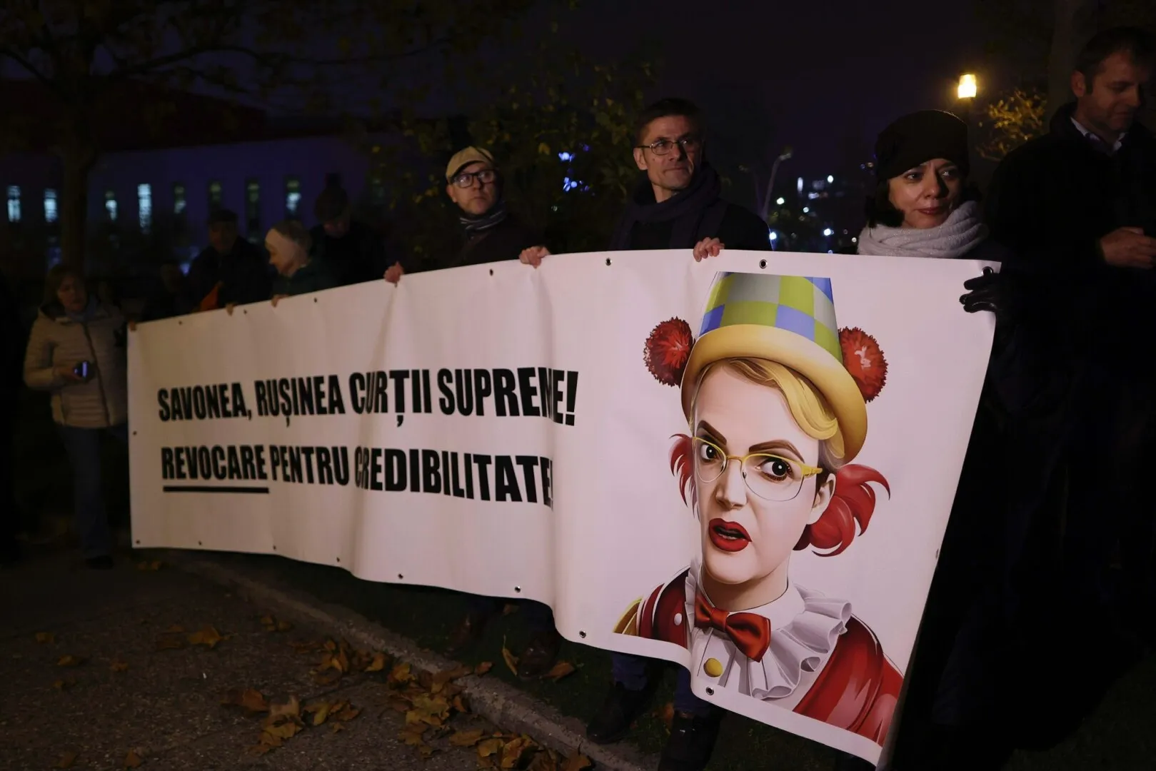 FOTO Protest în fața sediului ÎCCJ – Sute de oameni strigă: 'Corupția ucide' și 'Rușine, rușine să vă fie' / Traficul este blocat