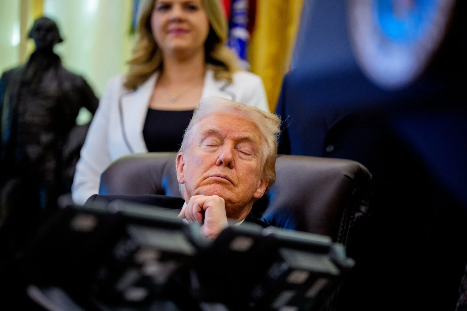 VIDEO Imagini virale cu Trump: președintele SUA pare să-şi ţină cu greu ochii deschişi în timpul unui eveniment