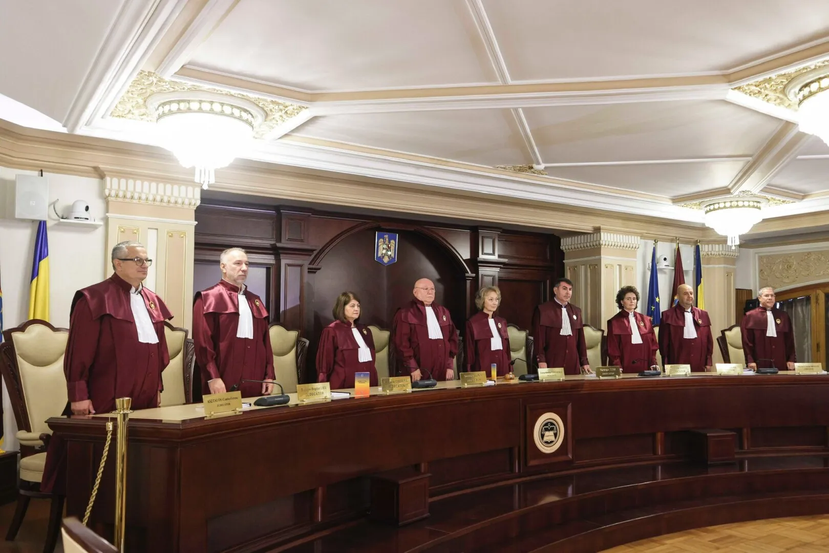 Presiuni politice asupra CCR – Consilierul lui Bolojan, economist fără studii juridice, afirmă că magistrații „întind coarda”