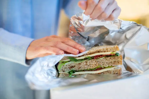 Alimentele pe care nu trebuie să le pui niciodată în folie de aluminiu. Au risc crescut de contaminare