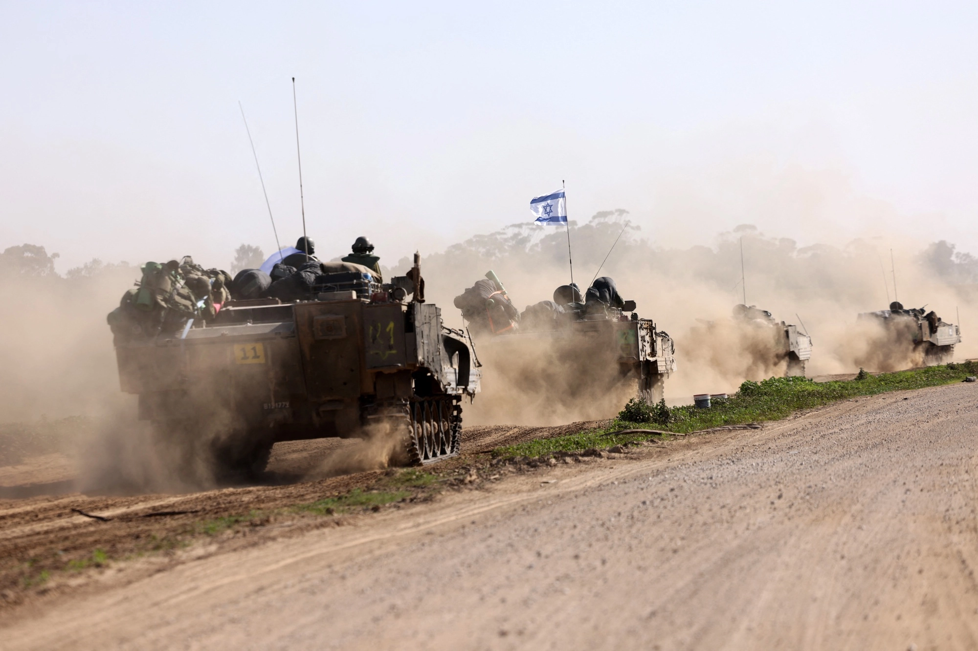 Trupele israelieneau atacat peste linia de încetare a focului din nordul Fâșiei Gaza. Cinci palestinieni, inclusiv un copil, au fost uciși