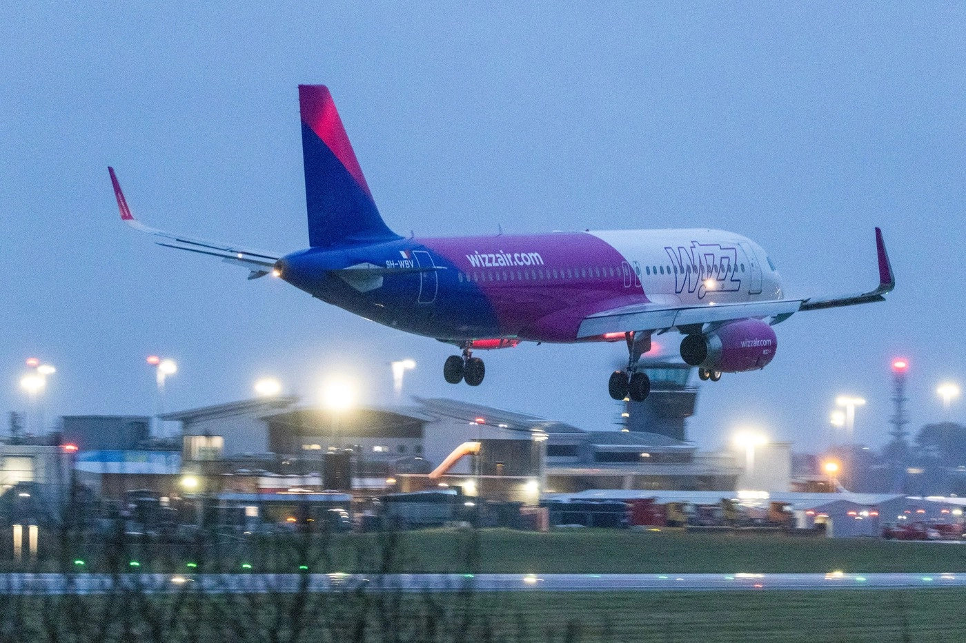 Cursa Wizz Air Londra-Suceava, deviată la sute de km de destinație – Pasagerii mai fac o zi pe drum cu autocarul