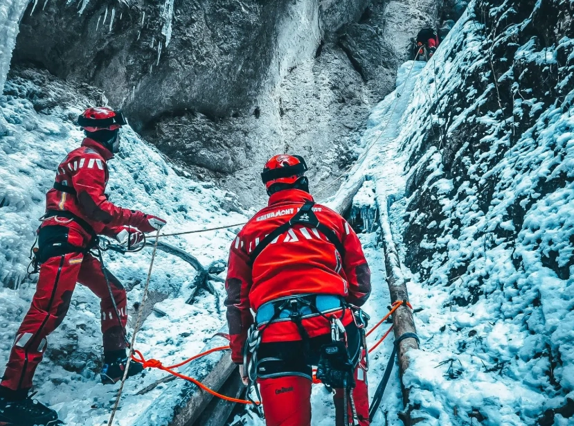 Intervenție în forță în miez de noapte: Trei ucraineni rătăciţi la 1.600 metri altitudine au fost recuperaţi de echipele Salvamont