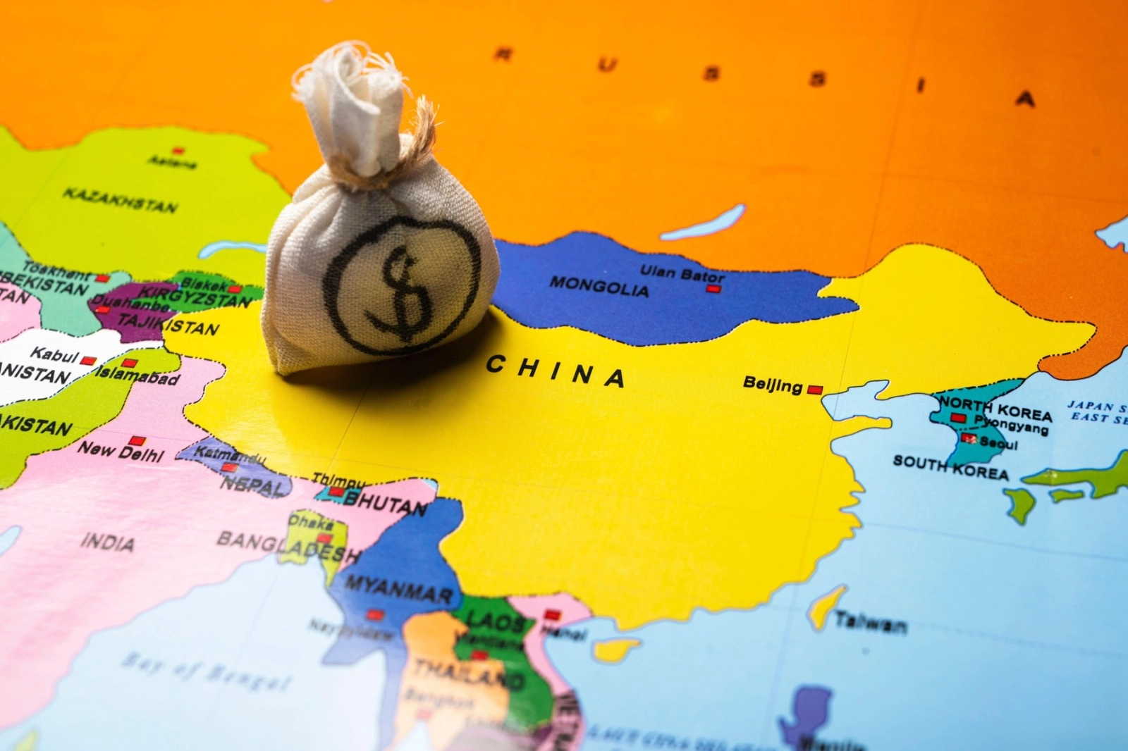 China rămâne locomotiva economiei globale. Taxele impuse de SUA nu au reușit să destabilizeze creșterea exporturilor