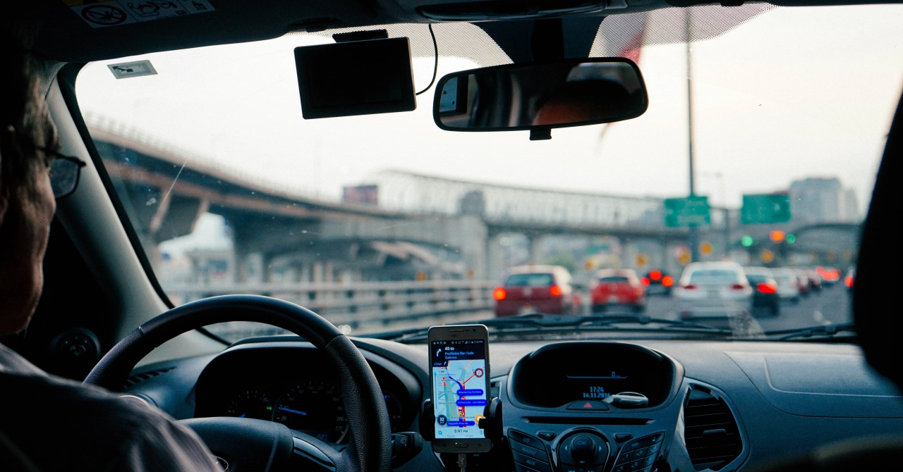 Lovitură pentru Uber în România: compania, obligată să plătească milioane de lei pentru muzica din mașini