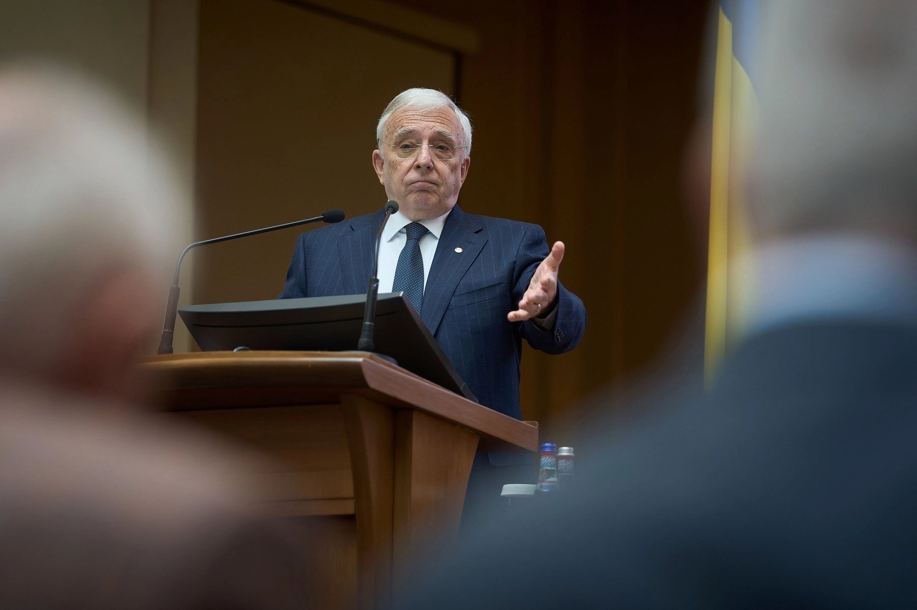 FOTO BNR, alertă maximă: Investiții 'recomandate' de Mugur Isărescu lasă românii fără bani. Escrocii se folosesc de numele unor vedete