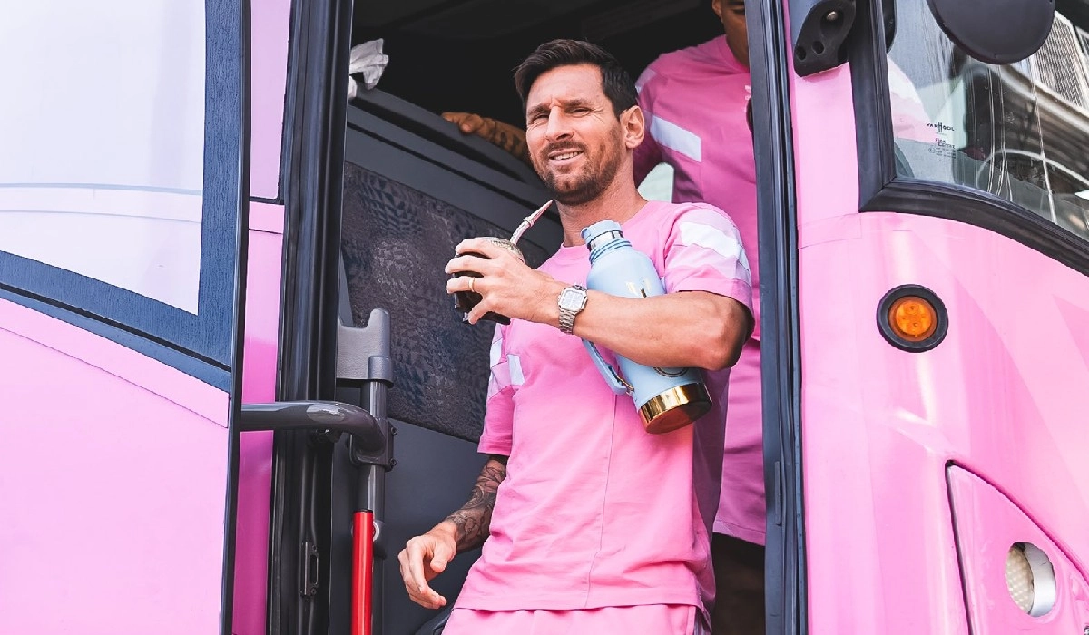 VIDEO Lionel Messi, la pământ din cauza unui fan în timpul unui meci amical