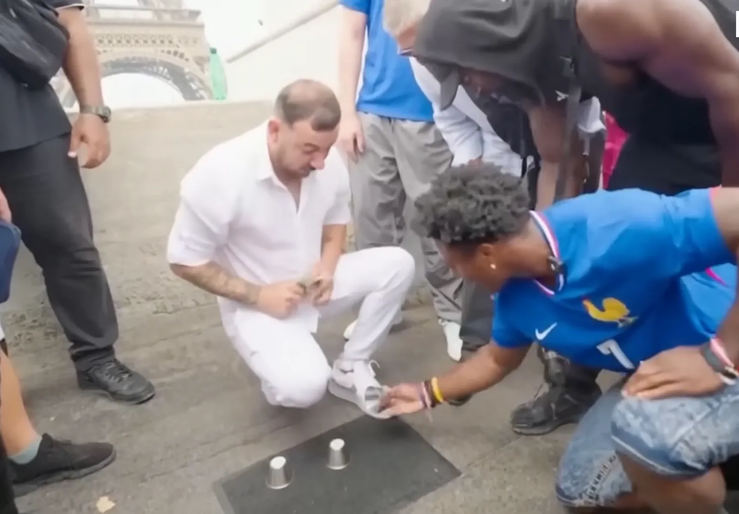 VIDEO Escrocherie mondială sub Turnul Eiffel: rețea românească de 'alba-neagra', destructurată după ce un influencer global a căzut pradă și a expus schema