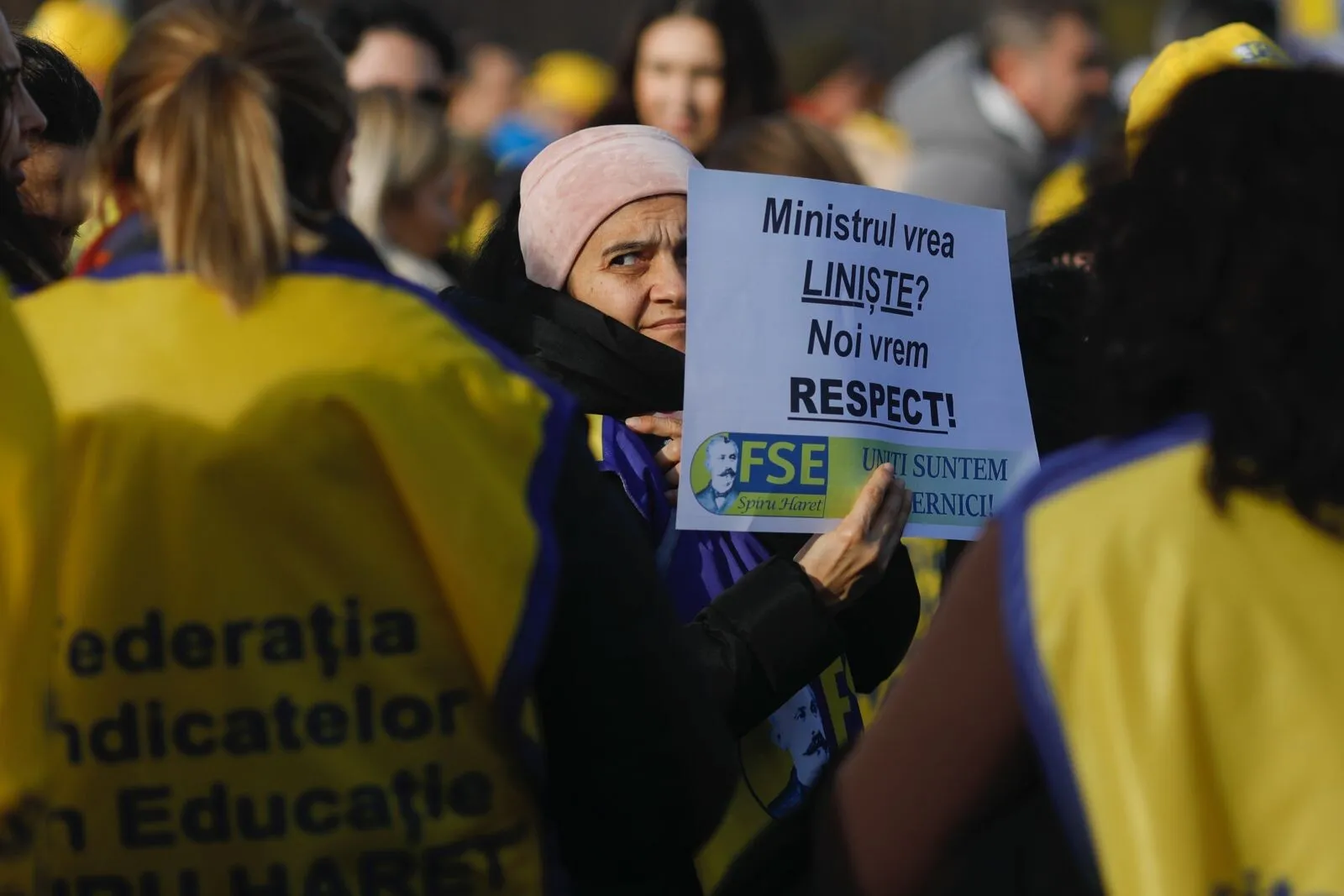 VIDEO FOTO Protest masiv al sindicaliștilor din educație, în fața Guvernului: mii de profesori contestă măsurile de austeritate –  "A venit momentul să le mulțumim… în stilul nostru!"