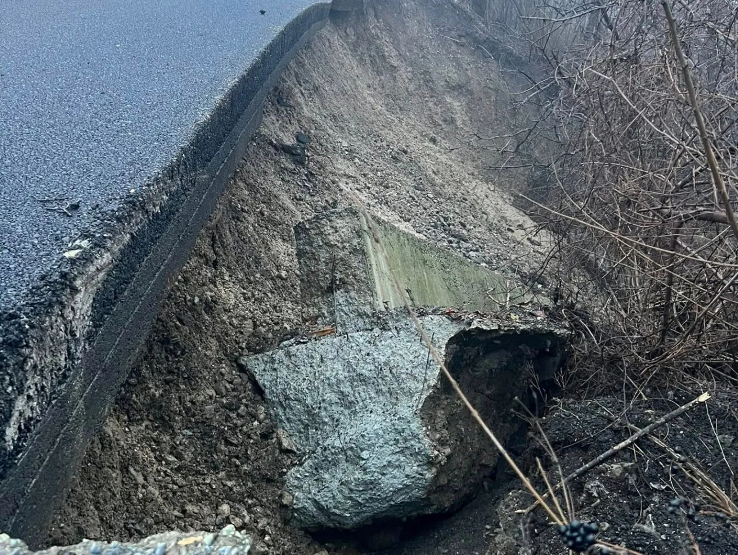 Drumul judeţean afectat de o alunecare de teren în municipiul Câmpina s-a prăbuşit