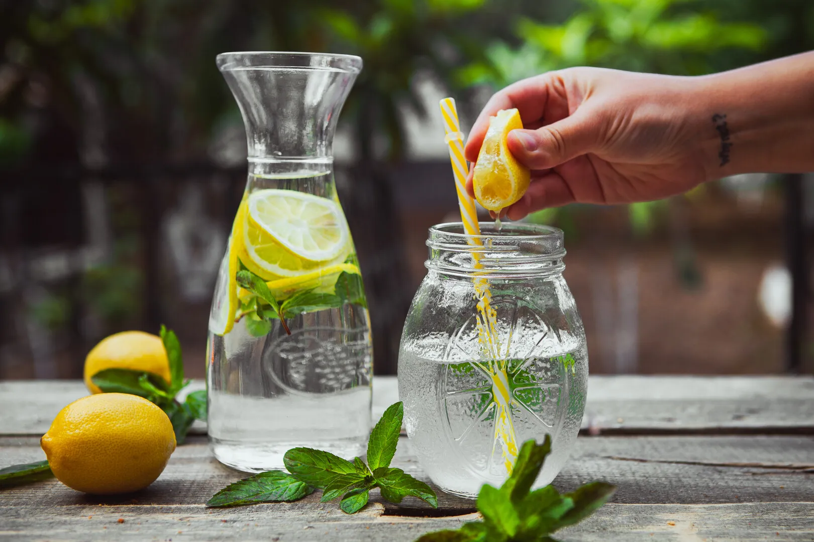 Se clatină încă un mit: Apa cu lămâie NU te ajută să slăbești! Nutriționiștii lansează mai multe avertismente