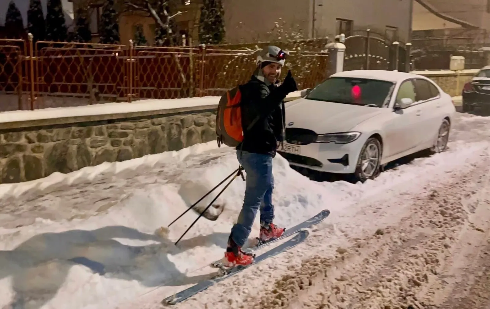 VIDEO Imagini nemaivăzute la Sibiu: Un bărbat merge la serviciu pe schiuri
