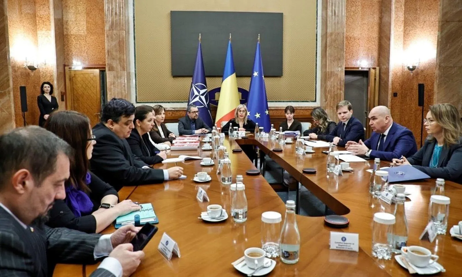 Garda Pretoriană a lui Bolojan – Judecători în activitate și foști judecători intervin în interesul Guvernului