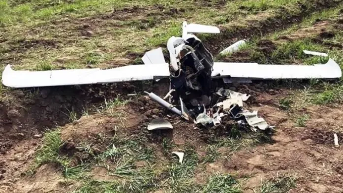 Un bărbat din Vrancea a găsit o dronă care pare una de spionaj, în propria curte: SRI și Armata sunt la fața locului