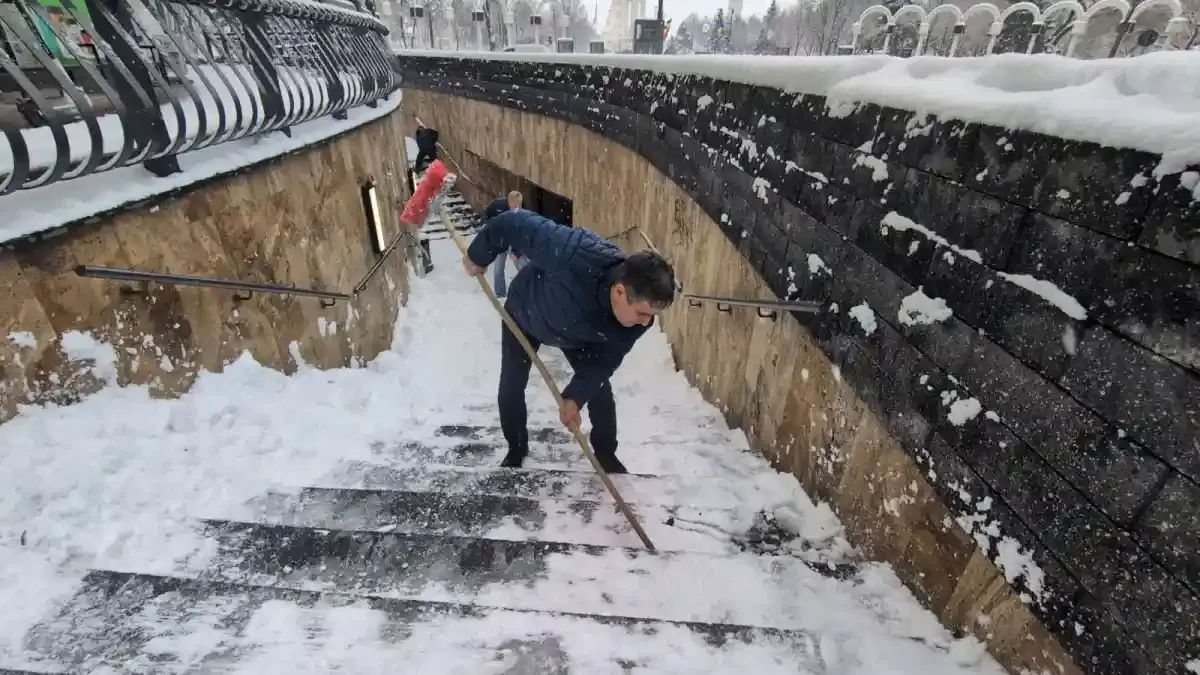 Județul nimănui! 8.000 de oameni din Alba stau de vineri fără curent electric: Primarul din Alba s-a pozat la dat cu lopata, dar tot orașul e sloi!