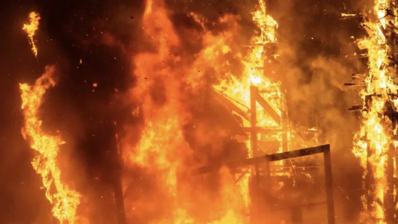 Incendiu violent la o casă din Vâlcea: Un bărbat a fost găsit carbonizat
