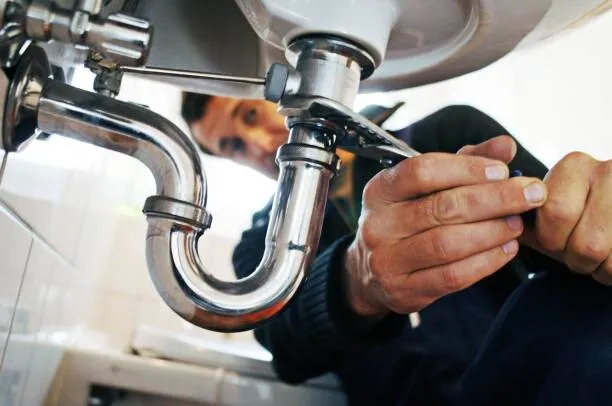 Paradoxul AI: Tehnologia care anihilează joburi, îmbogățește instalatorii și electricienii