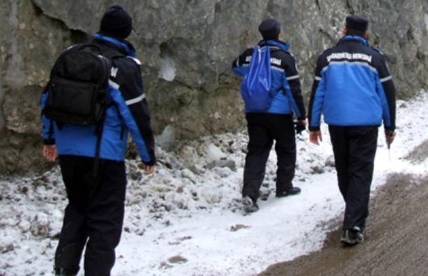 Turist rătăcit în pădure după ce a schiat în afara pârtiilor, salvat de jandarmii montani