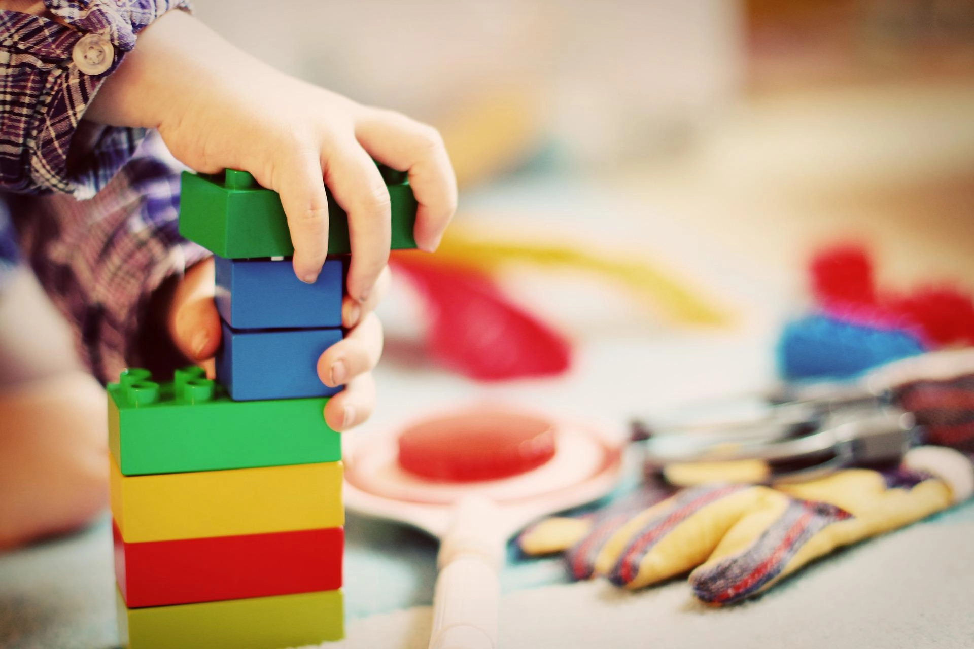 Anchetă într-o grădiniţă din Râmnicu Vâlcea: O fetiţă s-a rănit sub supravegherea educatoarelor