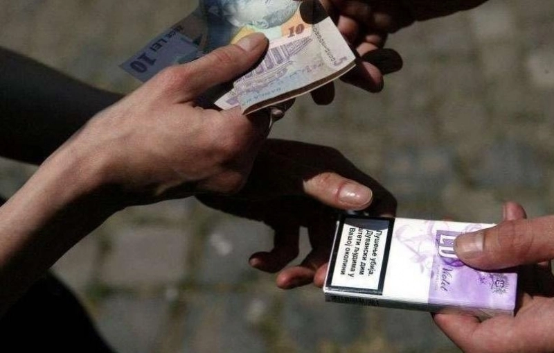 În timp ce Bolojan creștea taxele și impozitele, de românii au ajuns să vorbească singuri pe străzi, România a pierdut 500 de milioane de euro din evaziune fiscală pe țigări