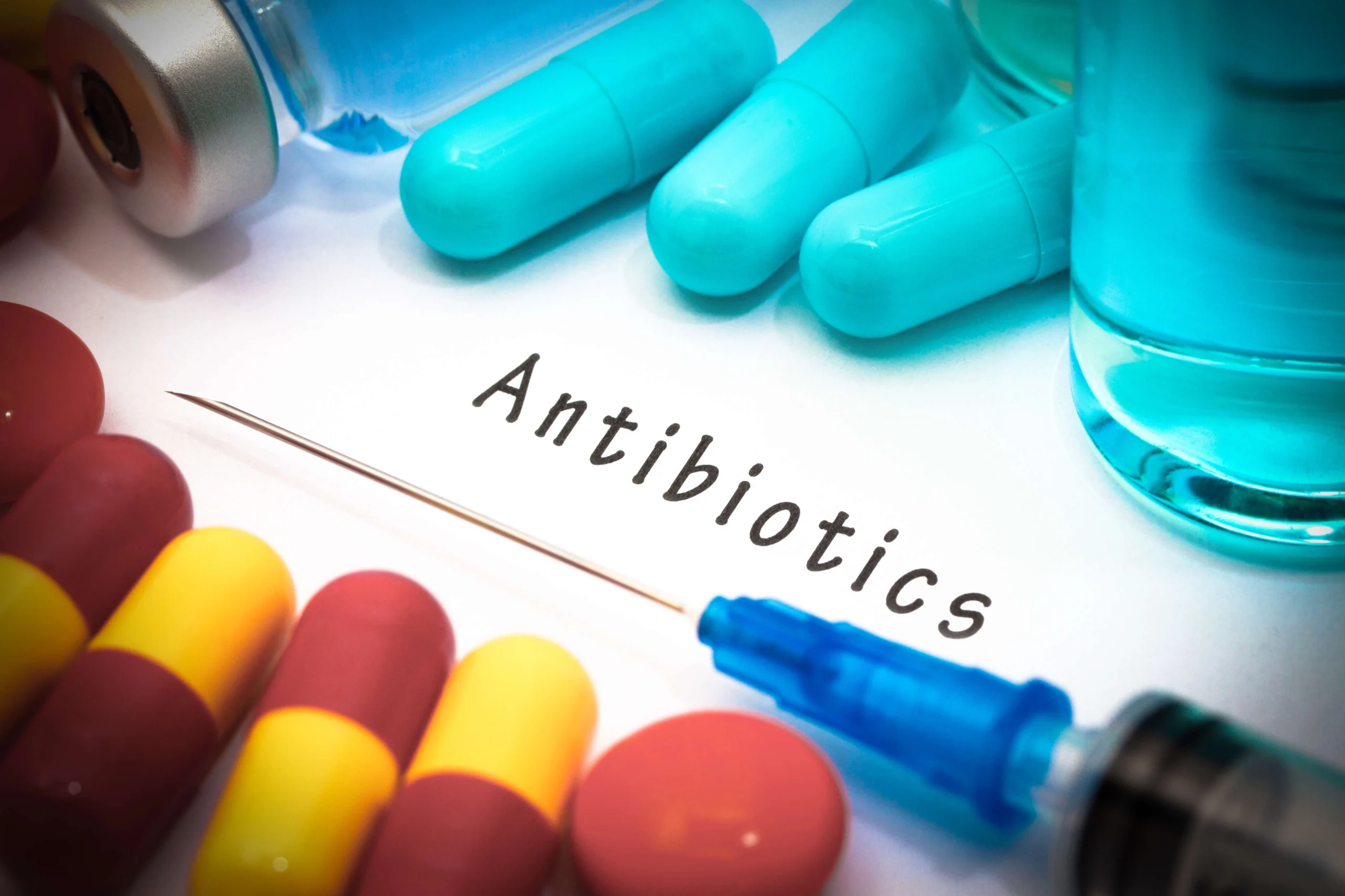 De ce revin infecțiile după antibiotice: două strategii ascunse ale bacteriilor