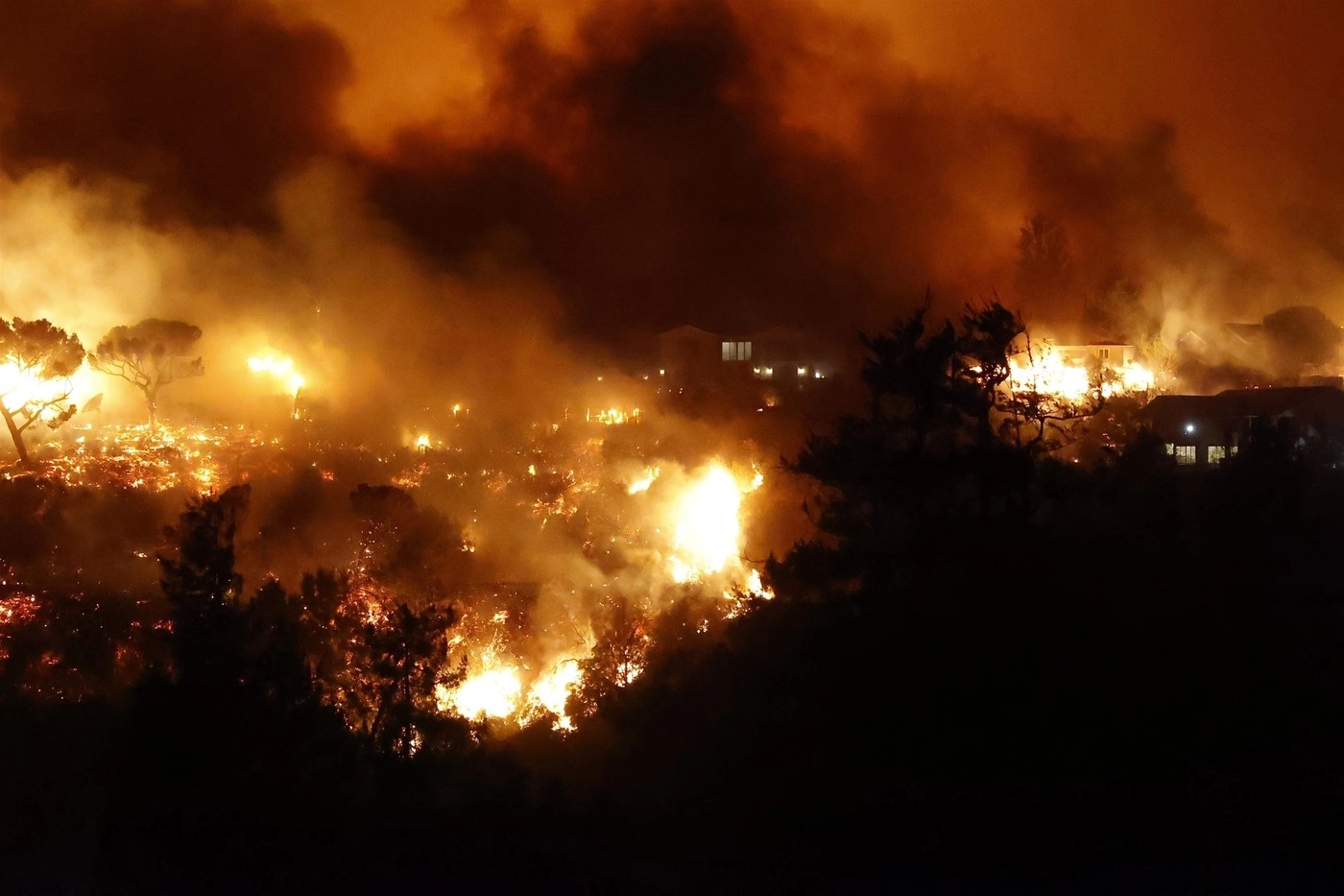 Efectele incendiilor devastatoare din Los Angeles persistă și după un an – Plumb și azbest în locuințele rămase în picioare