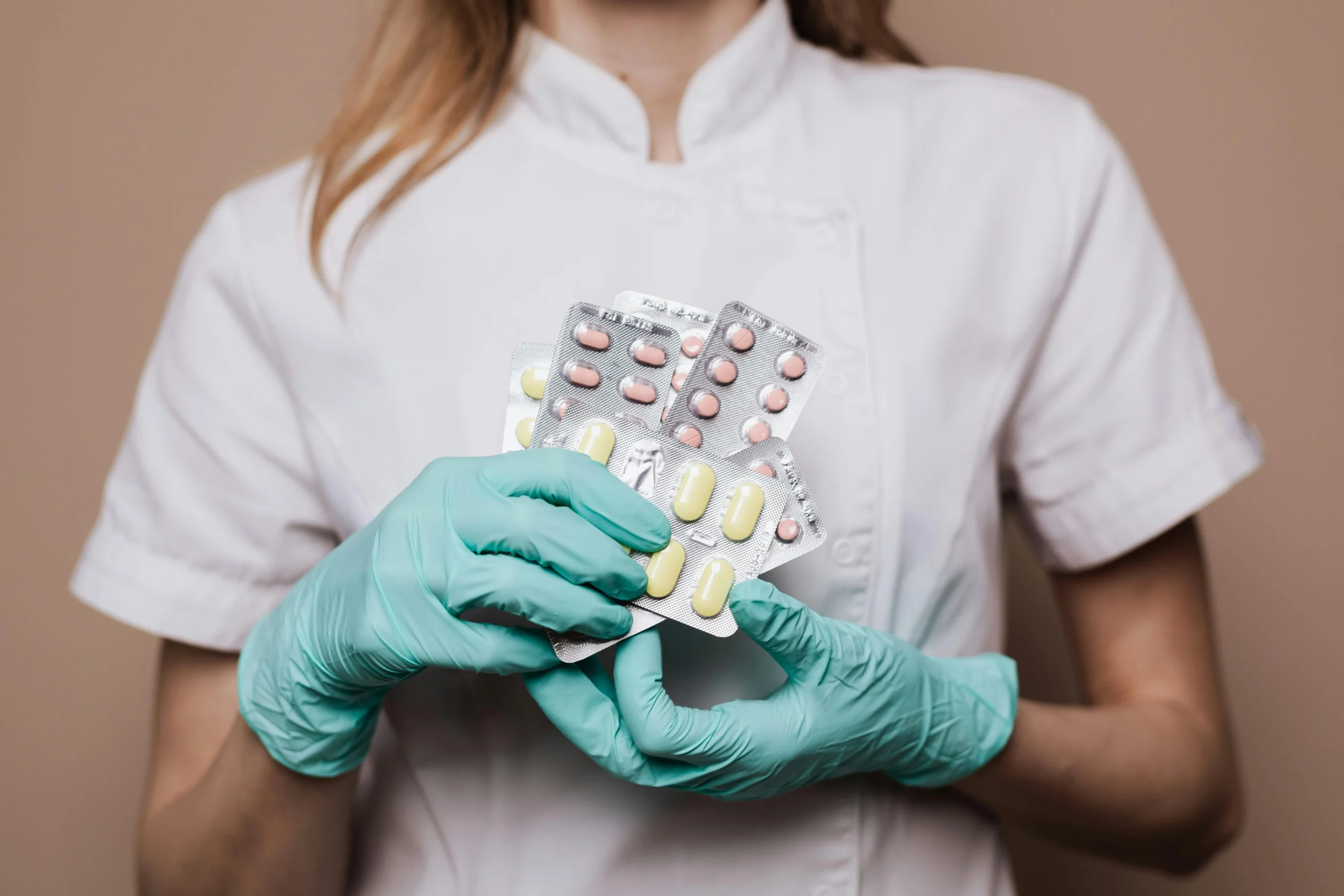 Calmantele folosite cu regularitate de români care pot provoca AVC și atac de cord. Medicii trag un semnal de alarmă