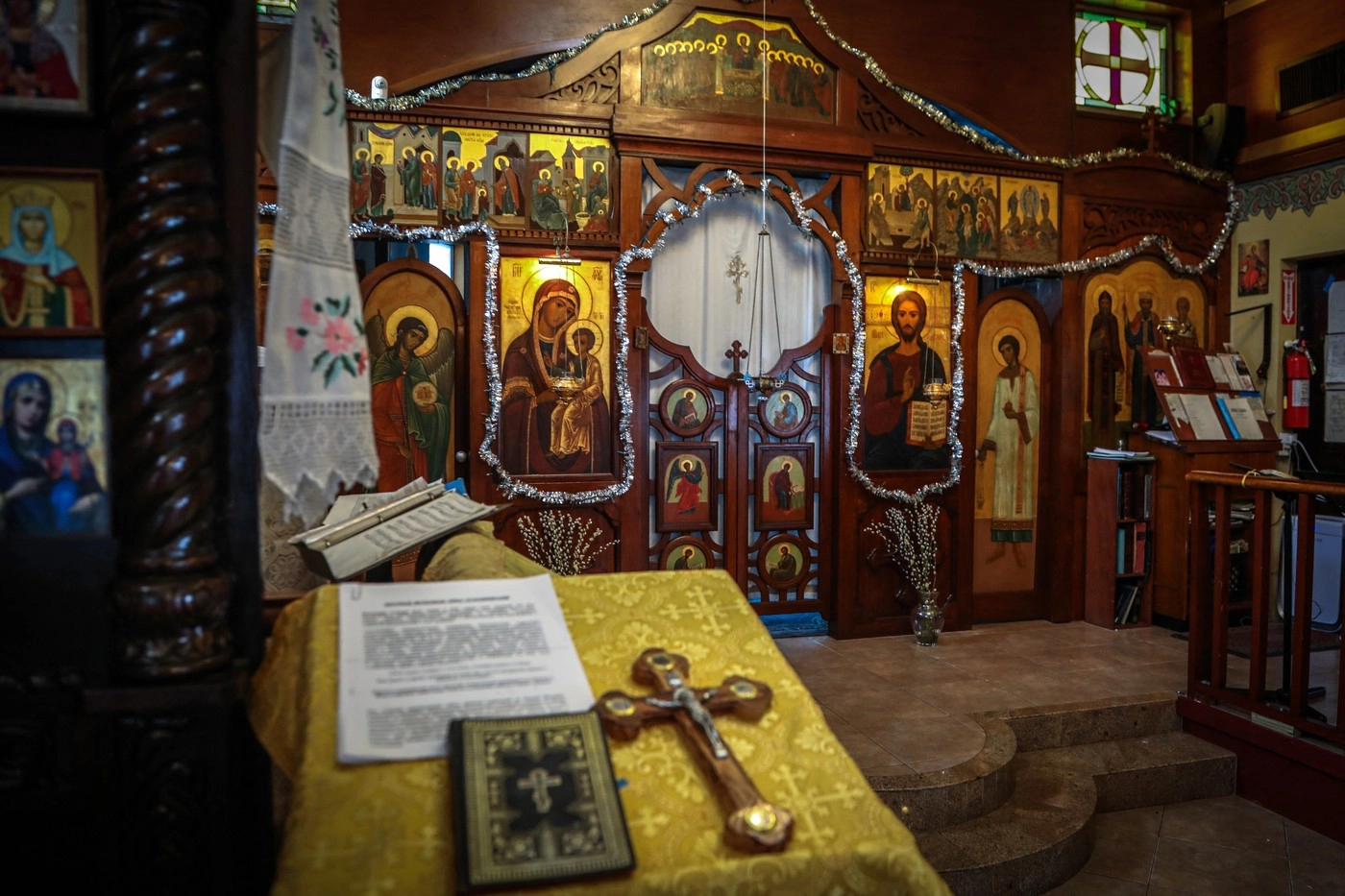 Sondaj: Biserica și Armata rămân în topul încrederii românilor, în timp ce Parlamentul închide clasamentul