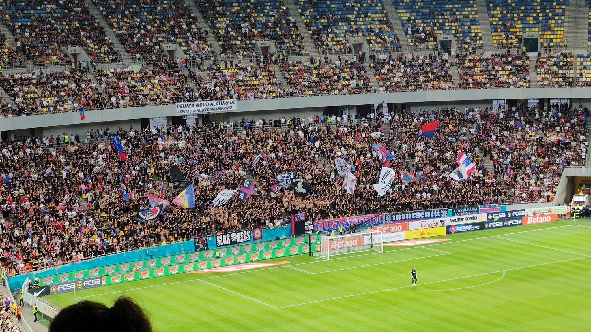 VIDEO Patru membri ai galeriei FCSB s-au crezut mari ultrași și au început din senin să lovească lumea în tramvai: Polițiștii i-au luat direct de acasă