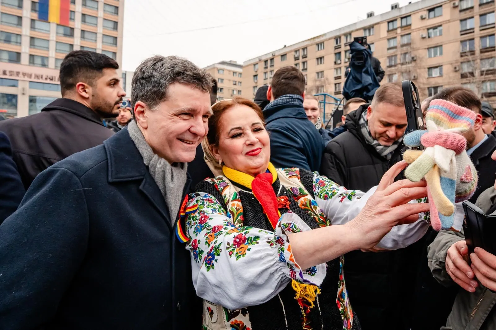 VIDEO Nicușor Dan s-a prins în horă la Iași: S-a împiedicat de SPP și de stâlpi și a fost asaltat de femei!
