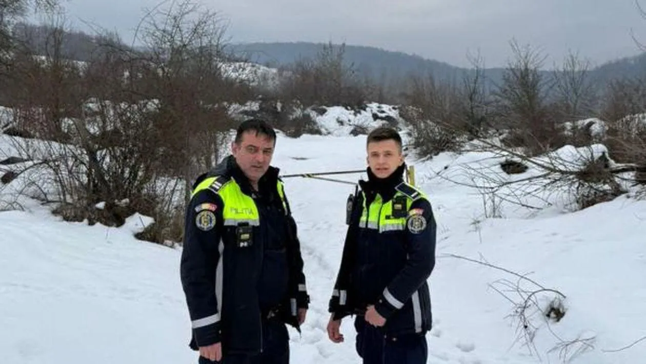 FOTO Intervenție la limită în Hunedoara! Doi polițiști au salvat în ultima clipă un bărbat care se spânzurase. Victima sunase înainte la 112