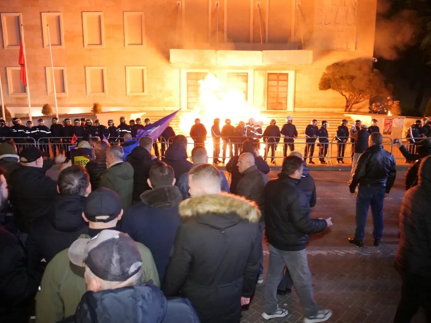 Cel puţin 25 de protestatari au fost arestaţi şi 11 ofiţeri de poliţie au fost răniţi în Albania