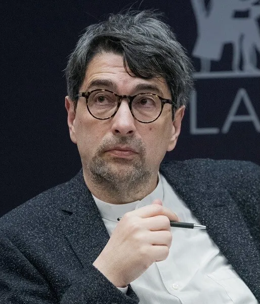 Sever Voinescu avertizează că strategia șefului statului este calea cea mai sigură „să omori politic un președinte”. „Este un om complet lipsit de viziune politică și de simț politic”