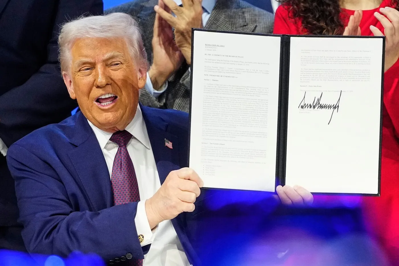Românii, împărțiți pe marile decizii externe: 44% ar fi vrut intrarea în Consiliul lui Trump, încrederea în instituțiile europene scade
