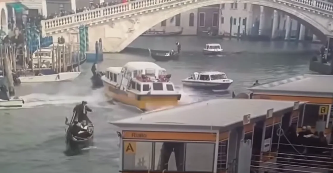 VIDEO O barcă cu motor a scăpat de sub control pe canalele din Veneția, printre gondolele cu turiști. Oamenii au fost aruncați în apă