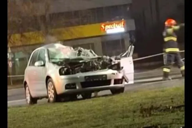 Accident cumplit, în creierii nopții: O persoană a murit după ce s-a izbit cu mașina de un camion