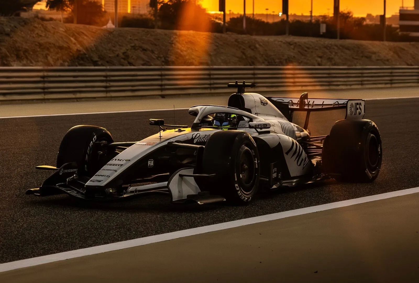 Omagiu al Cadillac. Prima sa maşină de F1, numită după campionul Mario Andretti