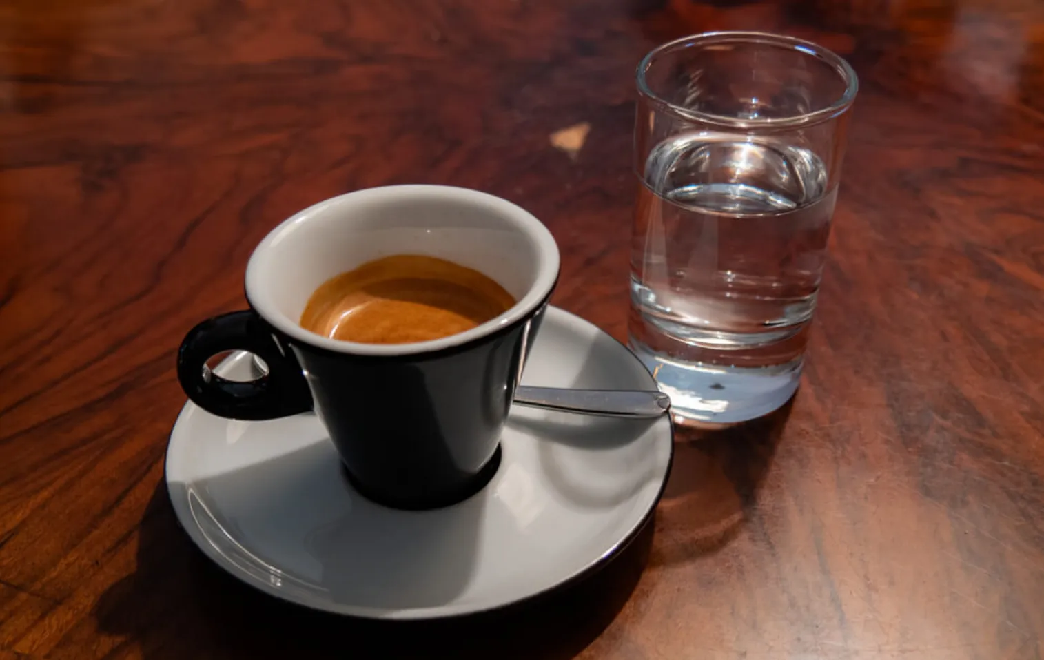 Cofeina și creierul: legătura care i-ar putea surprinde pe mulți