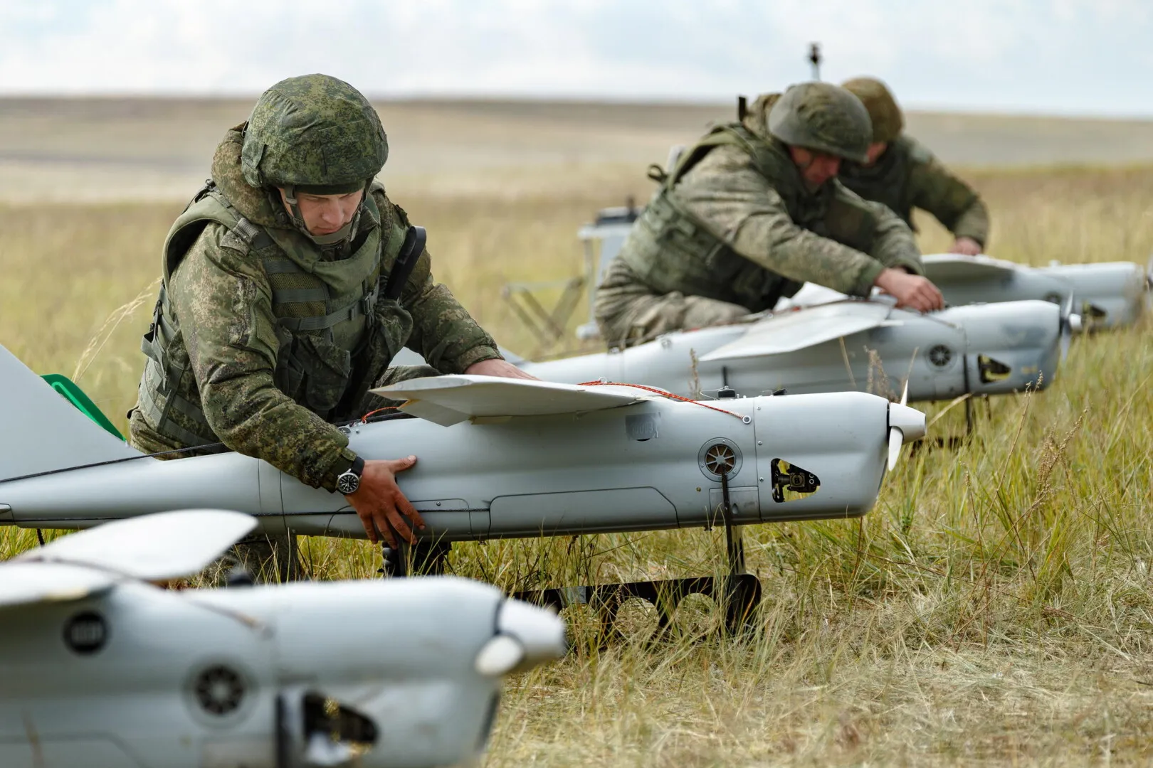 Zeci de kilometri de drumuri de pe teritoriul ucrainean, protejate cu plasă anti-drone