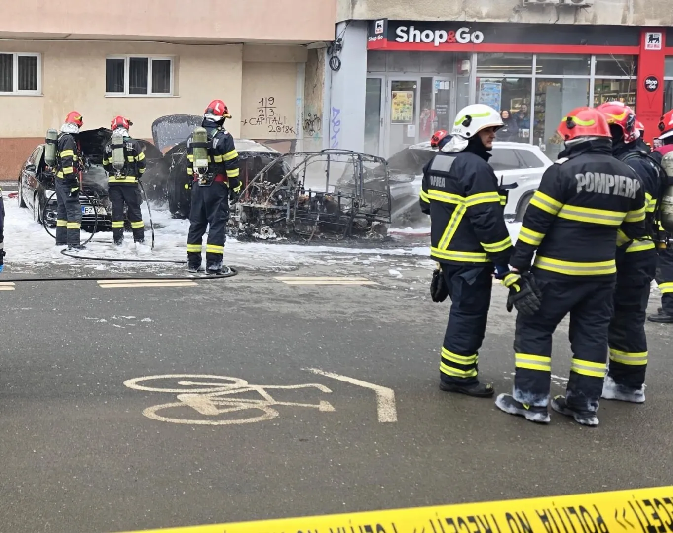 UPDATE Incendiu violent în Capitală: Mai multe mașini au luat foc. O persoană a murit, iar alta a fost rănită