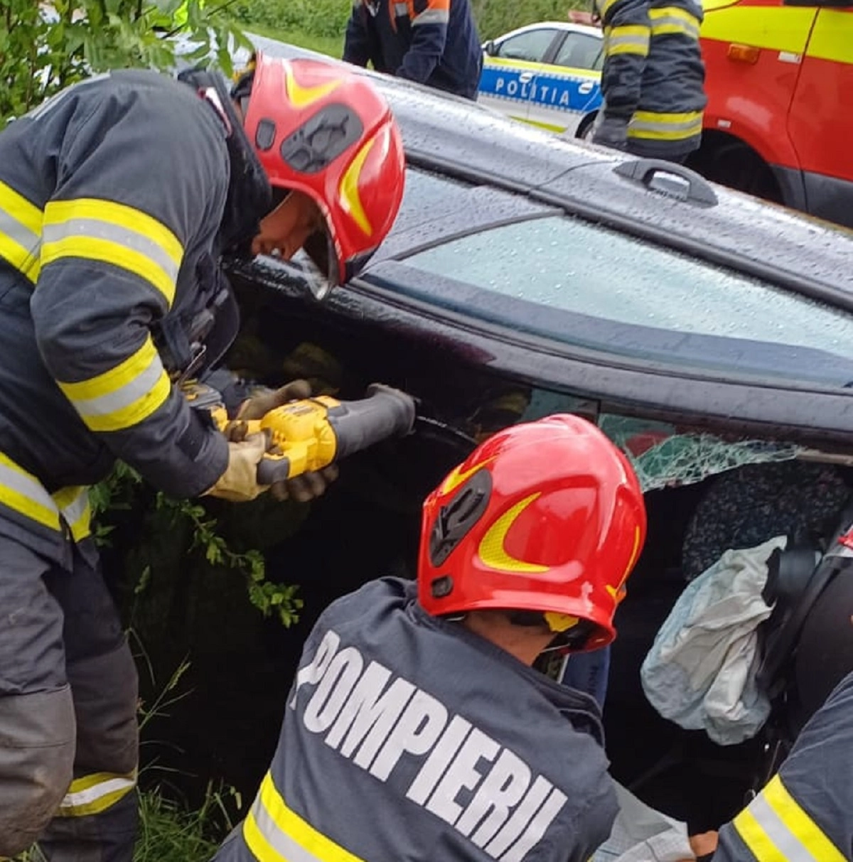 Bărbat încarcerat şi alte două persoane inconştiente, după un accident rutier la Popricani