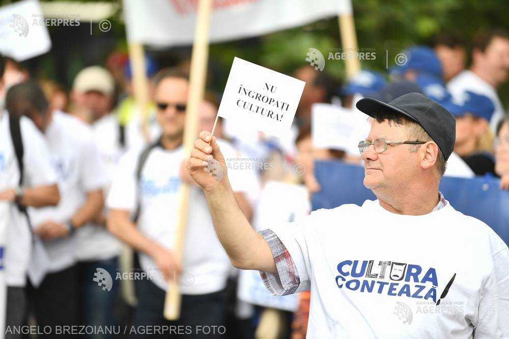 Federaţia "CulturMedia" solicită menţinerea indemnizaţiei pentru titlul ştiinţific de doctor la nivelul actual