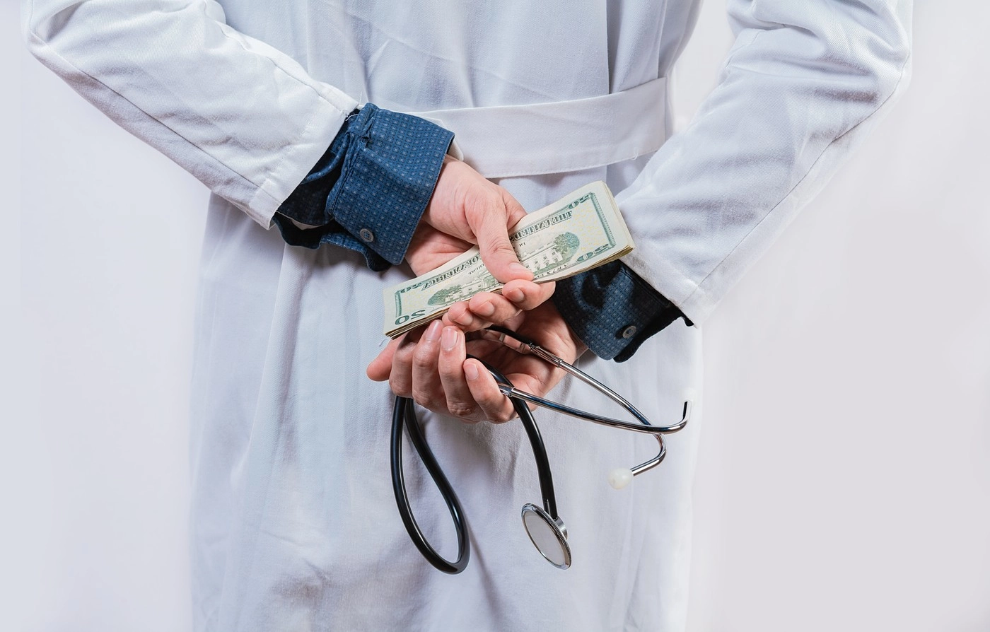 Mită de 200 și 100 de lei: Un cardiolog din Iași ajunge în instanță